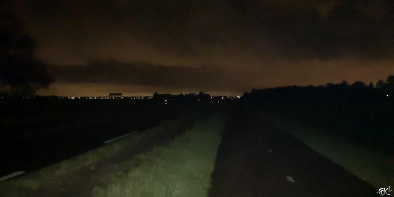 Een verlaten fietspad om half 4 in de nacht (Foto: FOK!)