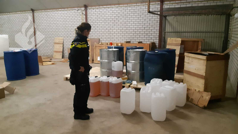 Politie doet onderzoek na aantreffen duizenden liters chemicaliën