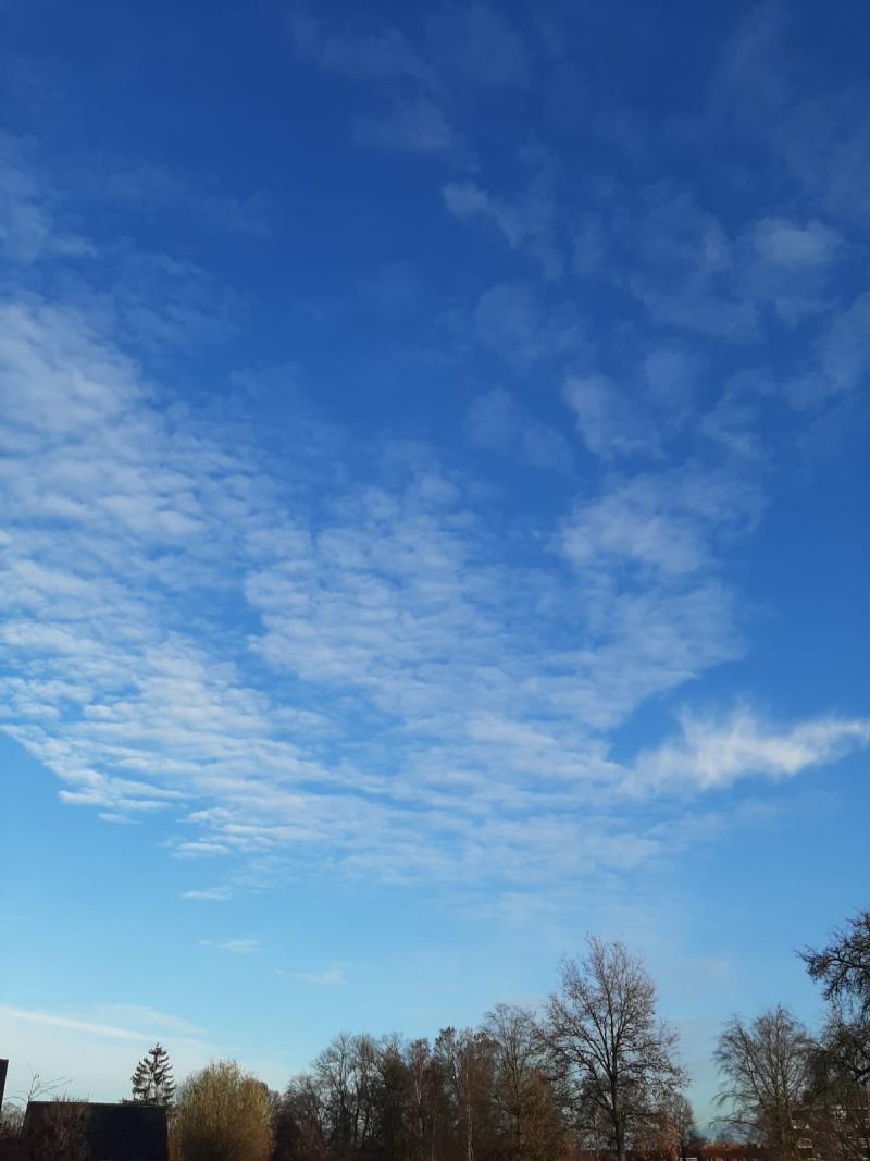De blauwe lucht met enkele wolkjes, wat we voorlopig niet zien (Foto: _UserName_)