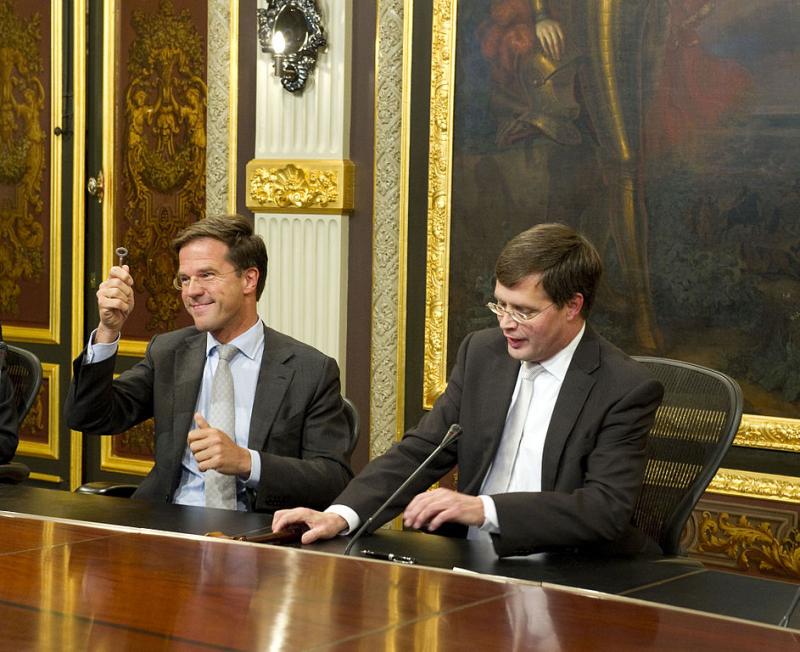 Mark Rutte toen hij ruim 10 jaar geleden het sleuteltje van het torentje overnam van Jan Peter Balkenende (WikiCommons/Minister-president Rutte)
