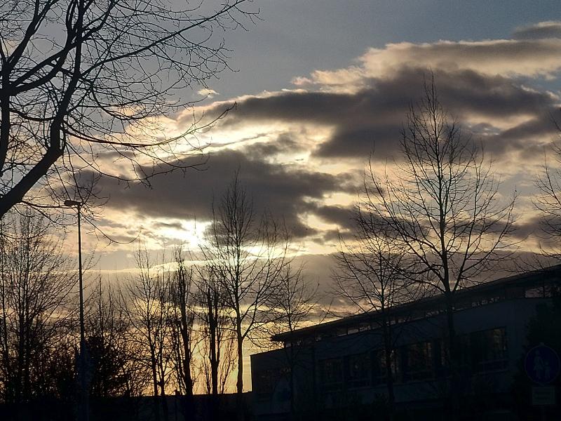 De zon verscholen achter de wolken in Berlijn (Foto: Vriend van qltel)
