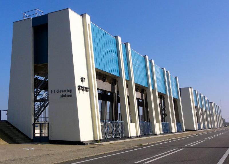 R.J. Cleveringsluizen in de afsluitdijk van de Lauwerszee (WikiCommons/Gouwenaar)