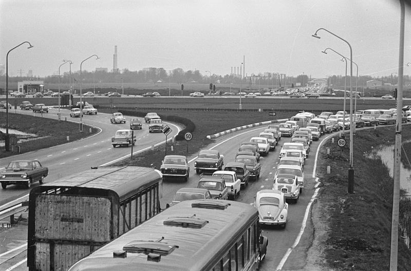 Het verkeersplein van knooppunt Oudenrijn zou later nog veel vaker het decor zijn van files (WikiCommons/Eric Koch/Anefo)