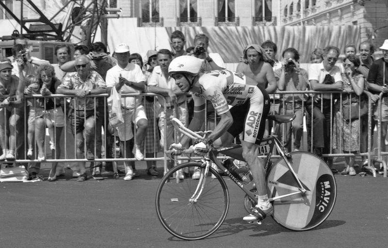 Greg LeMond tijdens de afsluitende tijdrit van de Tour de France van 1989 (WikiCommons/Benjamin Werner)