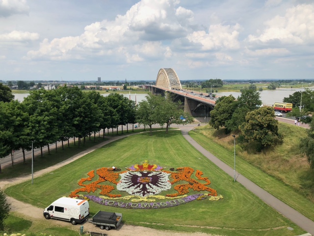 Zon en bewolking boven de Waalbrug in Nijmegen (Foto: Charged)