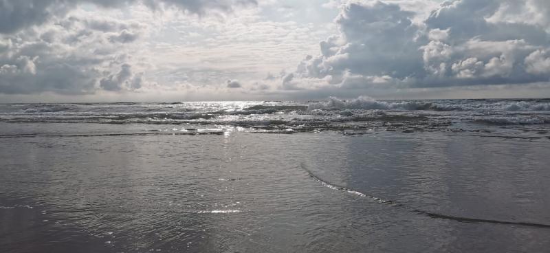 Is het een wolk? Nee, het is een golf aan het strand van Egmond aan zee (Foto: DJMO)