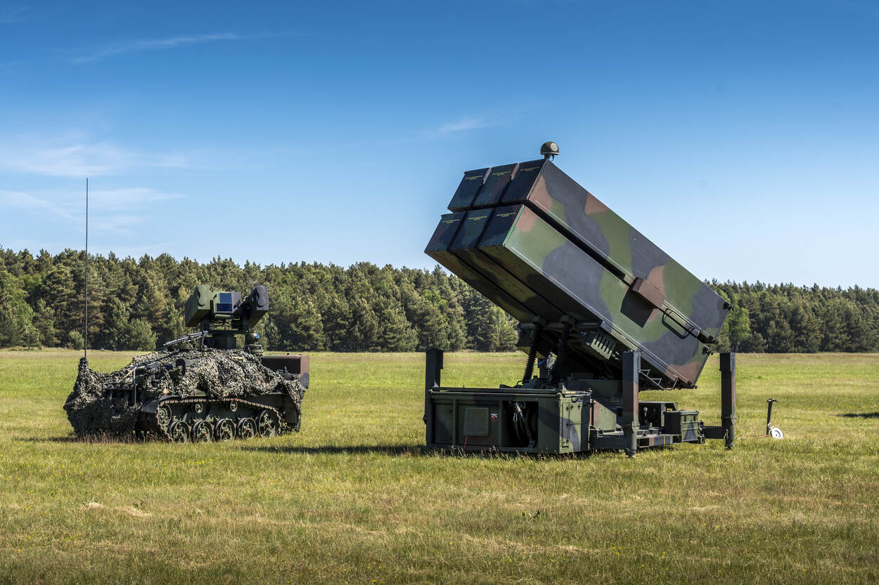 Het Duitse LeFlaSys-wapensysteem (links) en het Nederlandse NASAMS (foto: ministerie van Defensie)