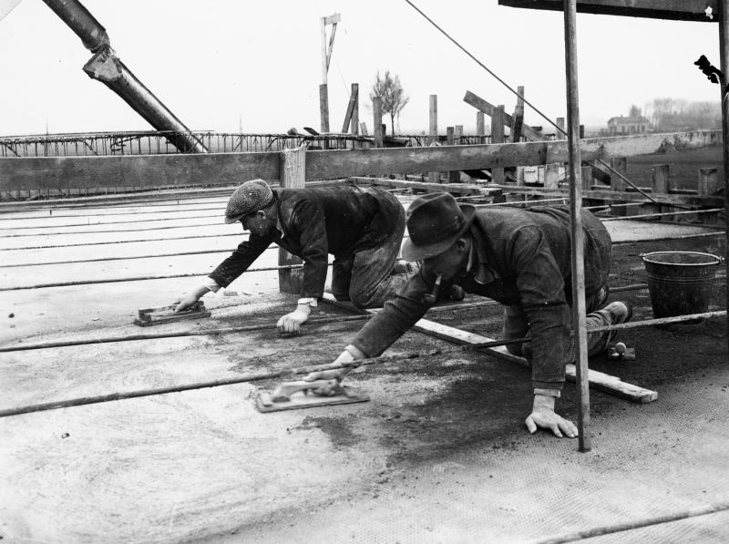 De aanleg van de eerste snelweg ter wereld met een vluchtstrook (Bron: https://beeldbank.rws.nl, Rijkswaterstaat / Verbost)