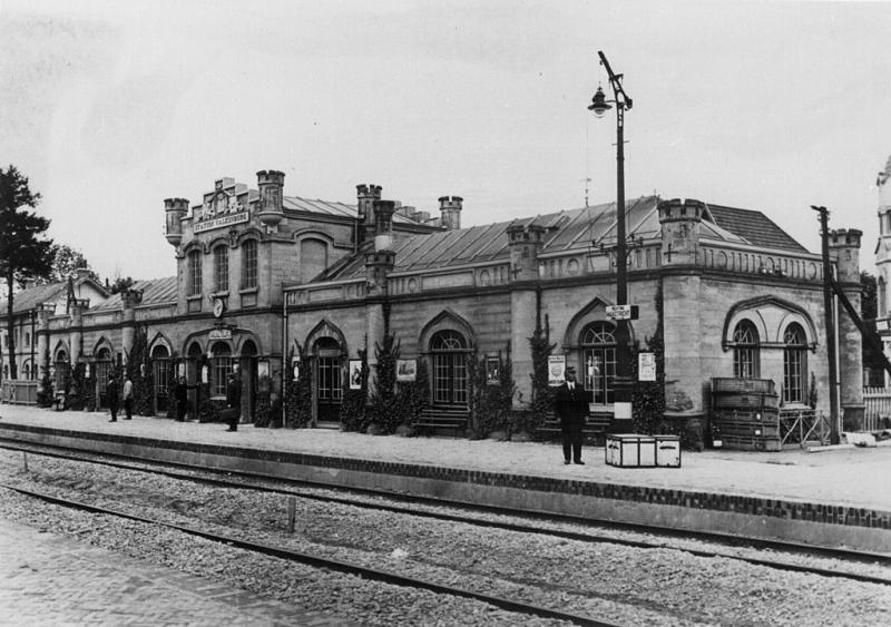 Gezicht op de perronzijde van het station Valkenburg van de Staatsspoorwegen te Valkenburg in 1913 (WikiCommons/Het Utrechts Archief - Catalogusnummer 154680)