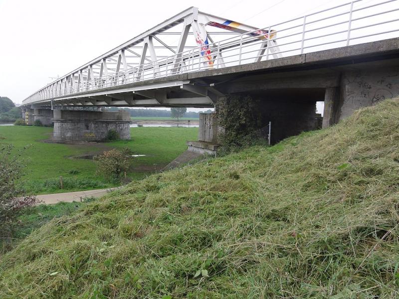 De Maasbrug tussen Gennep en Oeffelt die is uitgerust met mijnkamers in stroompijler van de brug (WikiCommons/Havang(nl))