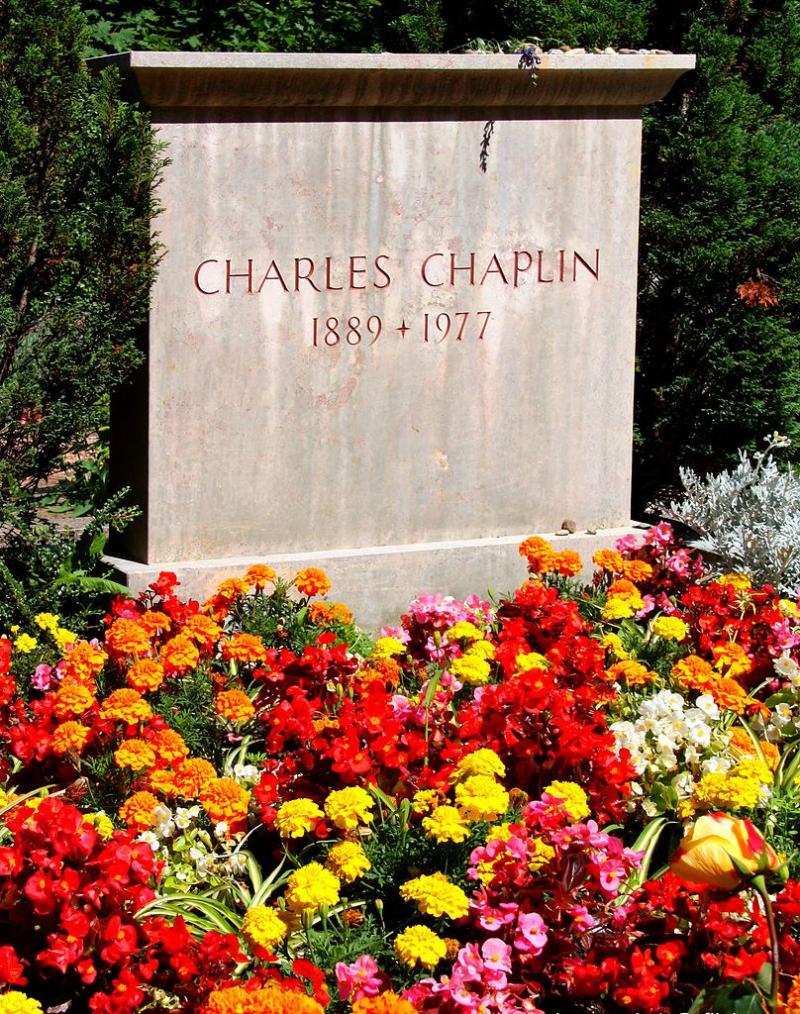 Het (gepantserde) graf van Chaplin in Vevey, Zwitserland (WikiCommons/Giramondo1)