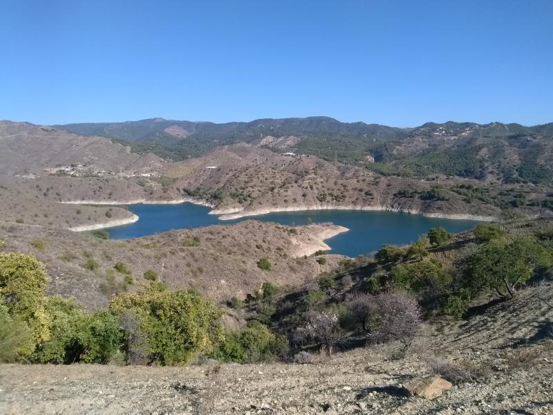 Kroezel wil ons jaloers maken met een foto van een stuwmeer iets ten noorden van Malaga, Spanje