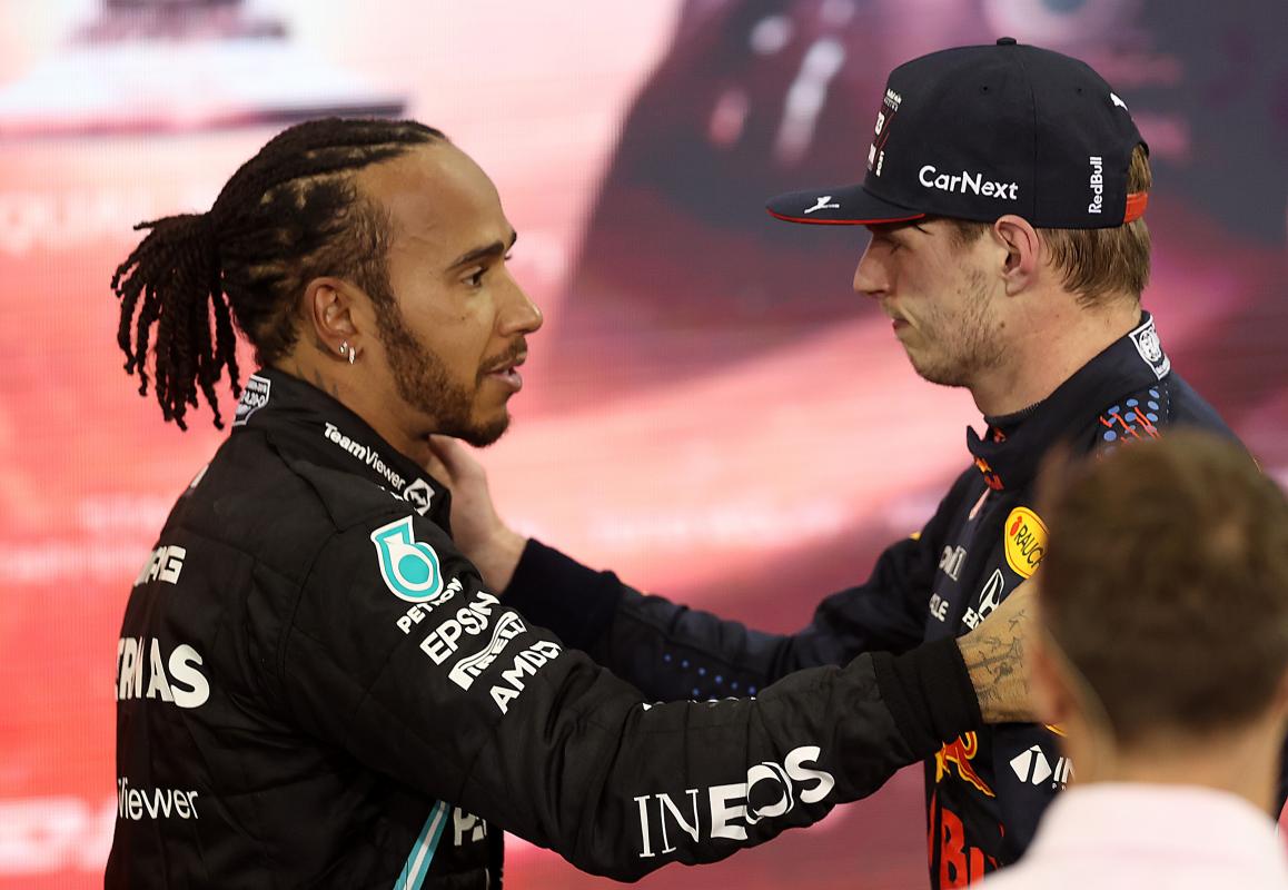 Hamilton feliciteert Verstappen na Abu Dhabi (Getty Images / Red Bull Content Pool)