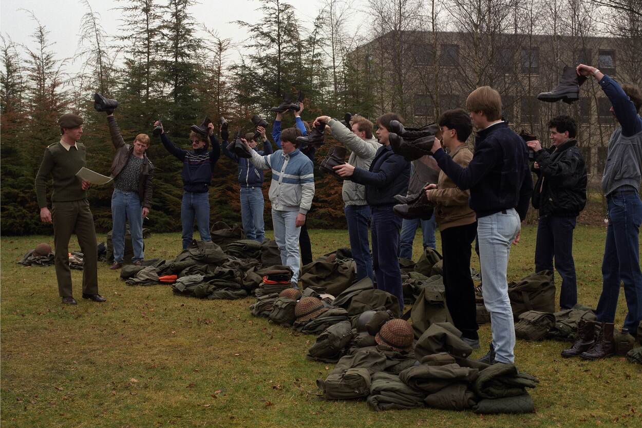 Nieuwe dienstplichtigen krijgen hun persoonlijke uitrusting en worden gecontroleerd op de volledigheid daarvan, 1985. (foto: Ministerie van Defensie)