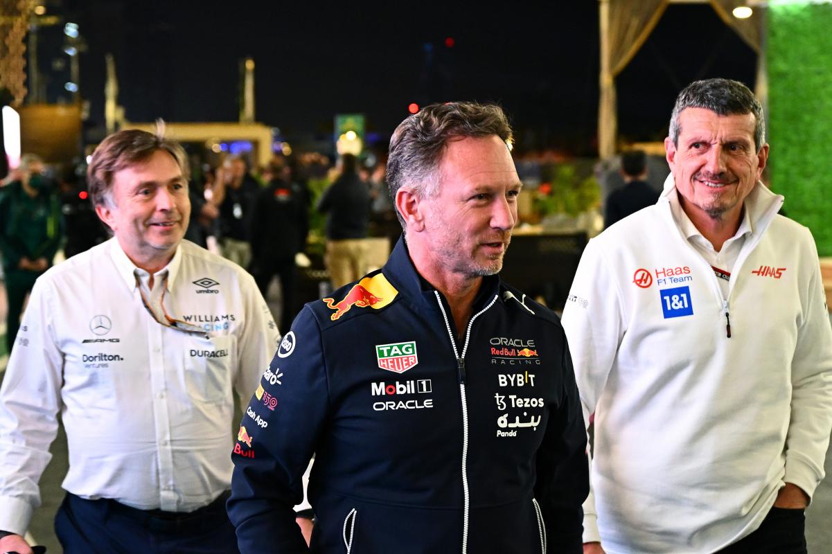 De teambazen verlaten de urenlange vergadering tussen de coureurs en de kopstukken van de Formule 1 (Getty Images / Red Bull Content Pool)