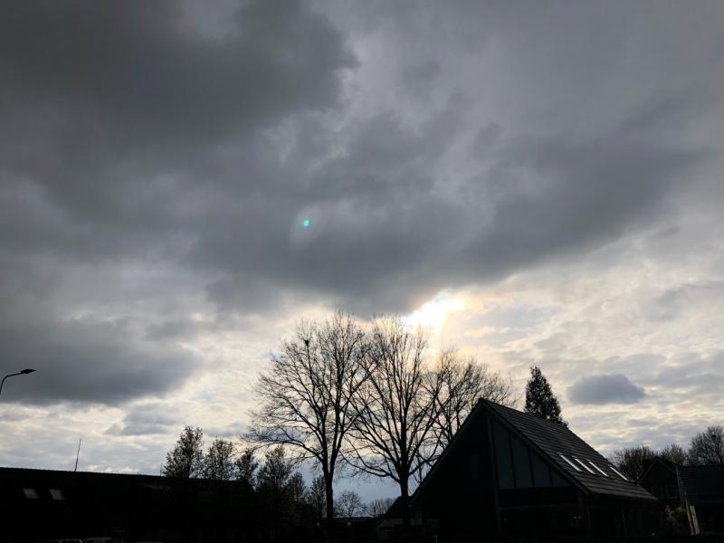 Een wolkje en zon (Foto: Charged)