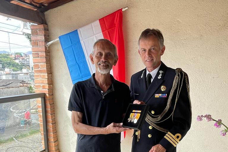 De Nederlandse Defensieattaché voor Brazilië kapitein-luitenant ter zee Jaap Hubbelmeijer reikte de onderscheidingen uit aan de zoon van oud-KNIL-militair Carel Marie Fredriksz uit (Afbeelding: Defensie)