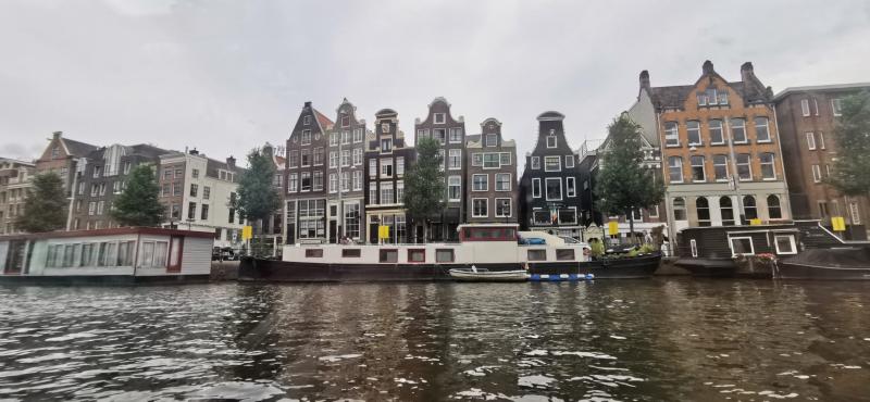 De 'dansende huizen' in Amsterdam ( Foto:DJMO) (Foto:  )