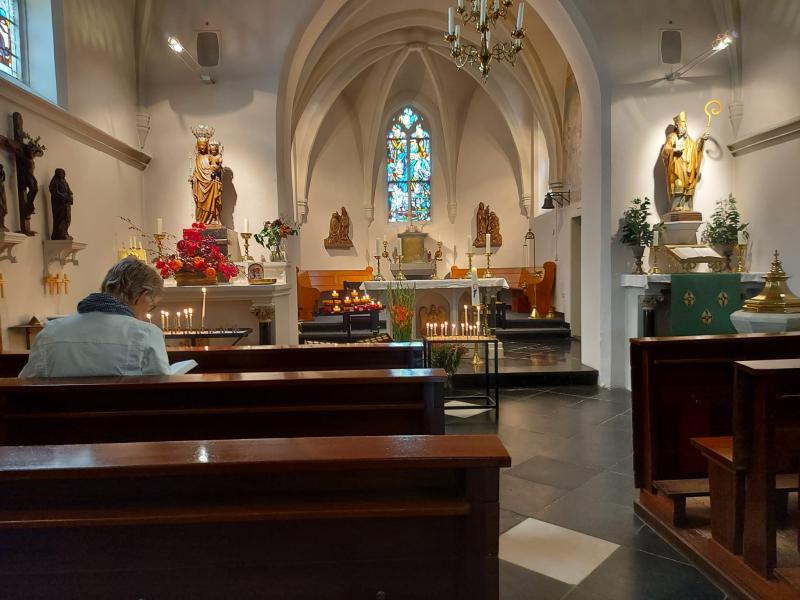 Vierdaagse 2022 dag 3 rustmomentje in de kerk te Linden (foto:qltel)