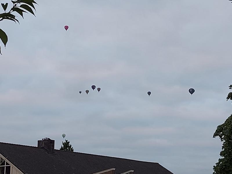 Vierdaagse 2022 dag 3 om 6 18 uur 8 ballonnen in de lucht (foto:qltel)
