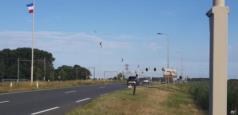 Protestvlaggen langs de provinciale weg tussen Wormerveer en Krommenie  (Foto: FOK! )