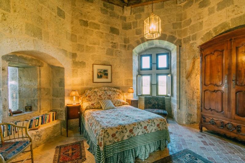 slaap 1 Wordt kasteelheer op het 13e eeuws Chateau du Frechou (Foto:Funda)