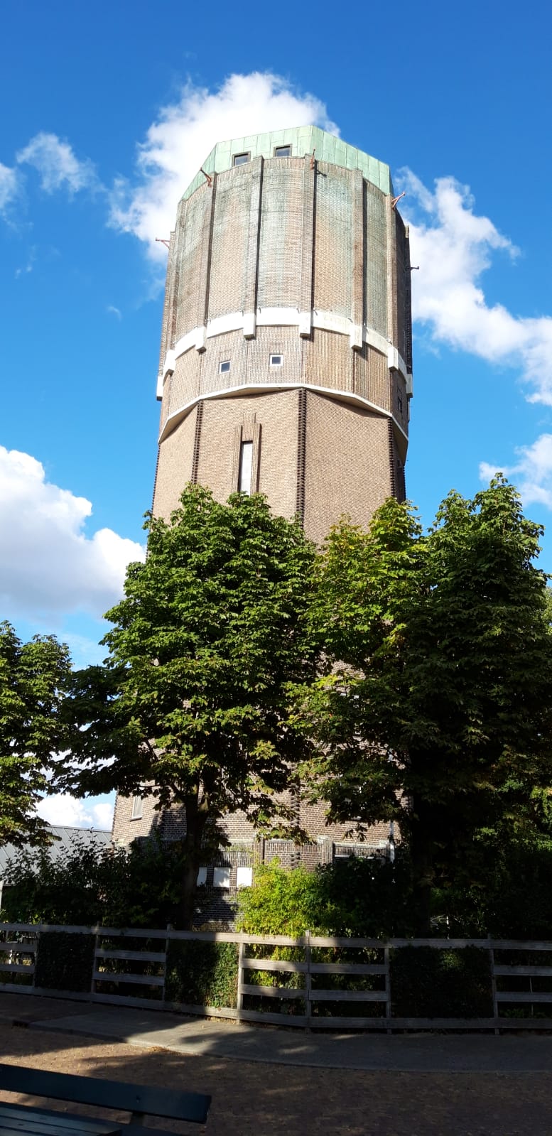 De oude watertoren in Winterswijk rookt niet, het is een onschuldig wolkje! (Foto: Vriendin van _UserName_)