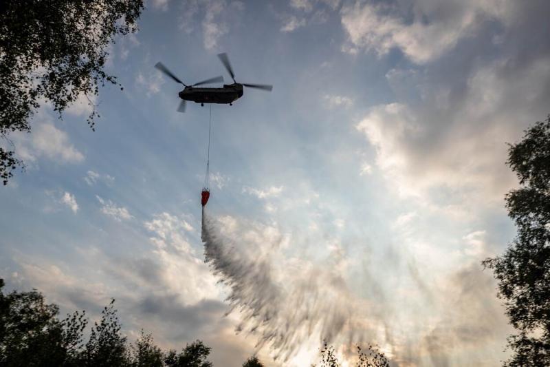 Deze Chinook dropte steeds zo'n 10.000 liter per keer op het vuur (Afbeelding: Defensie)