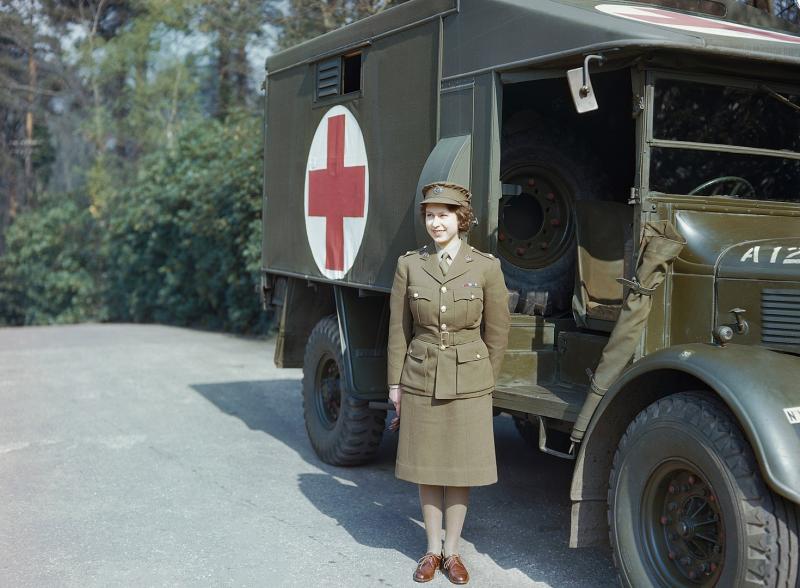 Elizabeth tijdens haar diensttijd in 1945 (Foto: Wikimedia Commons)