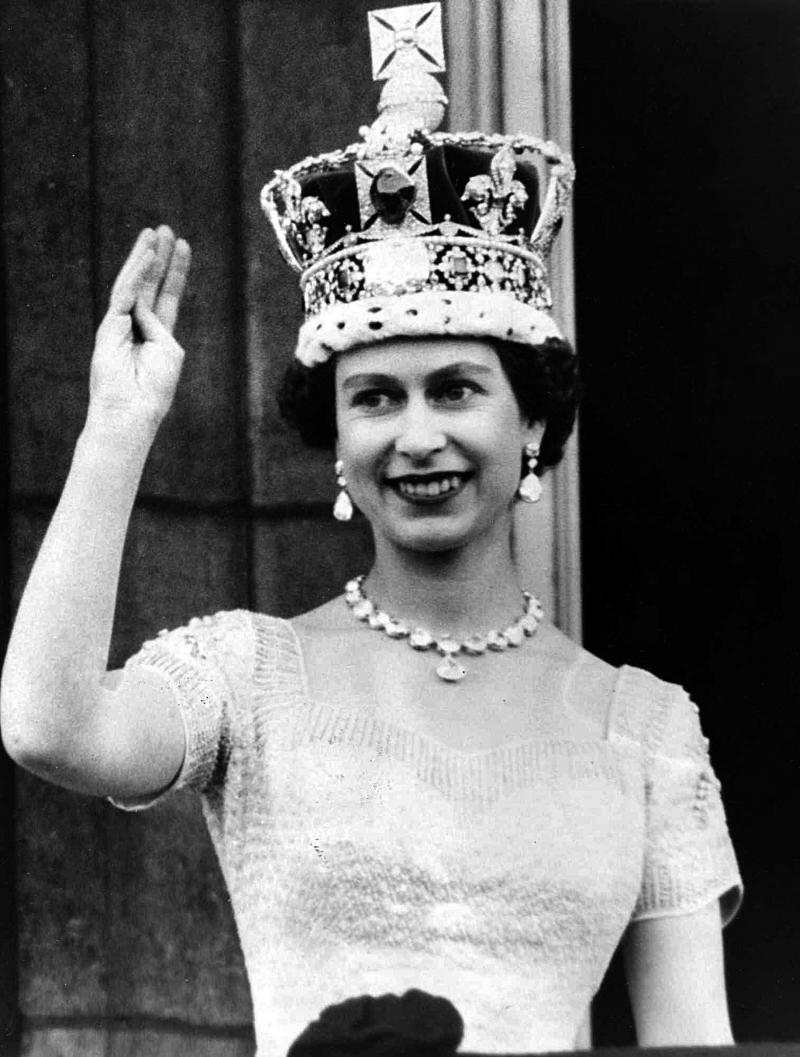 Queen Elizabeth tijdens haar kroning  (Foto: Wikimedia Commons)