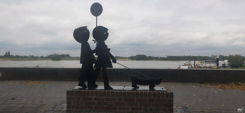 Het standbeeld van Jip en Janneke aan de Waalkade in Zaltbommel  (Foto: FOK!/DJMO)