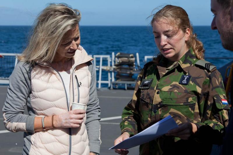 Militair geeft toelichting aan minister aan boord fregat (Afbeelding: Defensie)