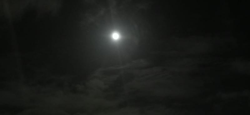 Zie, de maan schijnt tussen de wolken door (Foto: DJMO)