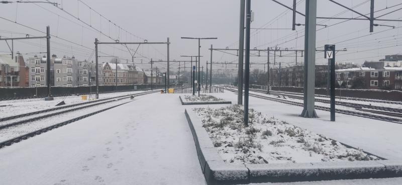 Station Muiderpoort te Amsterdam gehuld in sneeuw. (Foto: DJMO)