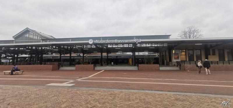 Het vernieuwde stationsgebied bij station Naarden-Bussum  (Foto: FOK!/DJMO)