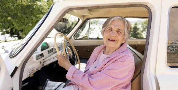 Bejaarde bestuurders vaker keuren? (Beeld: Freepik) 