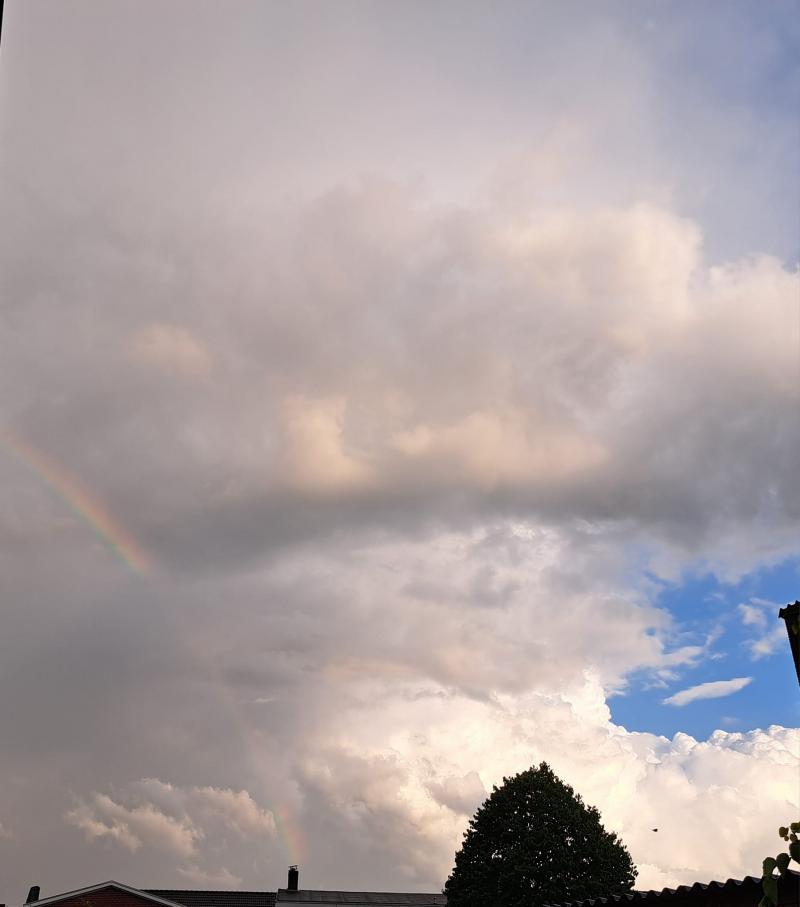 zon en een buitje maakt samen een regenboog. (Foto: Anouk)