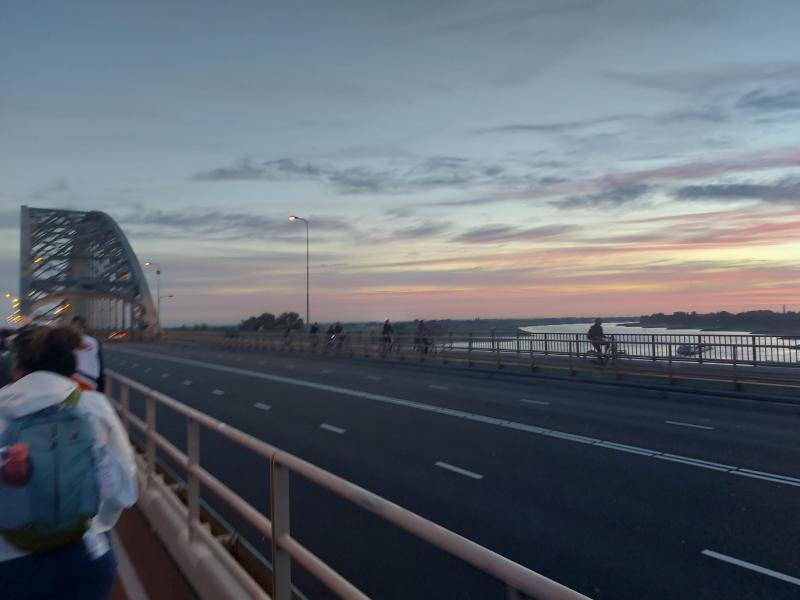 De zon komt op in Nijmegen (Foto: qltel)