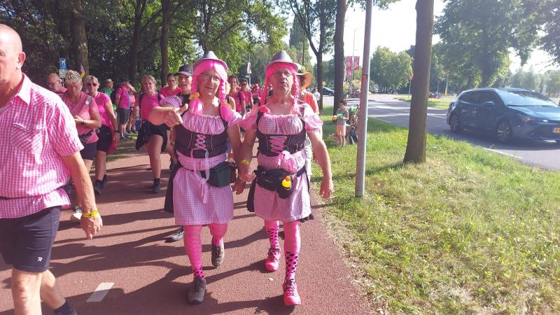 Dag 2 , 4Daagse Nijmegen 2023 - Roze woensdag 9.45 -(Foto: qltel)