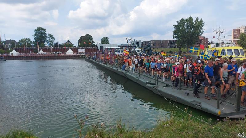 Laatste dag 4Daagse Nijmegen 2023 - Pontonbrug in Cuijk 12.54 uur - (Foto:qltel)