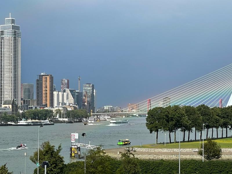 Dein regenboogkleuren gehulde Erasmusbrug in Rotterdam (Foto: Charged)