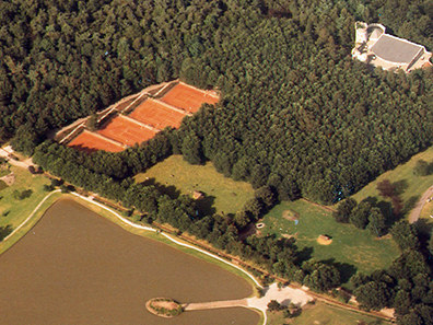 De voormalige tennisbanen van de Efteling, bovenin zie het oude Spookslot nog liggen (Bron: Eftepedia)