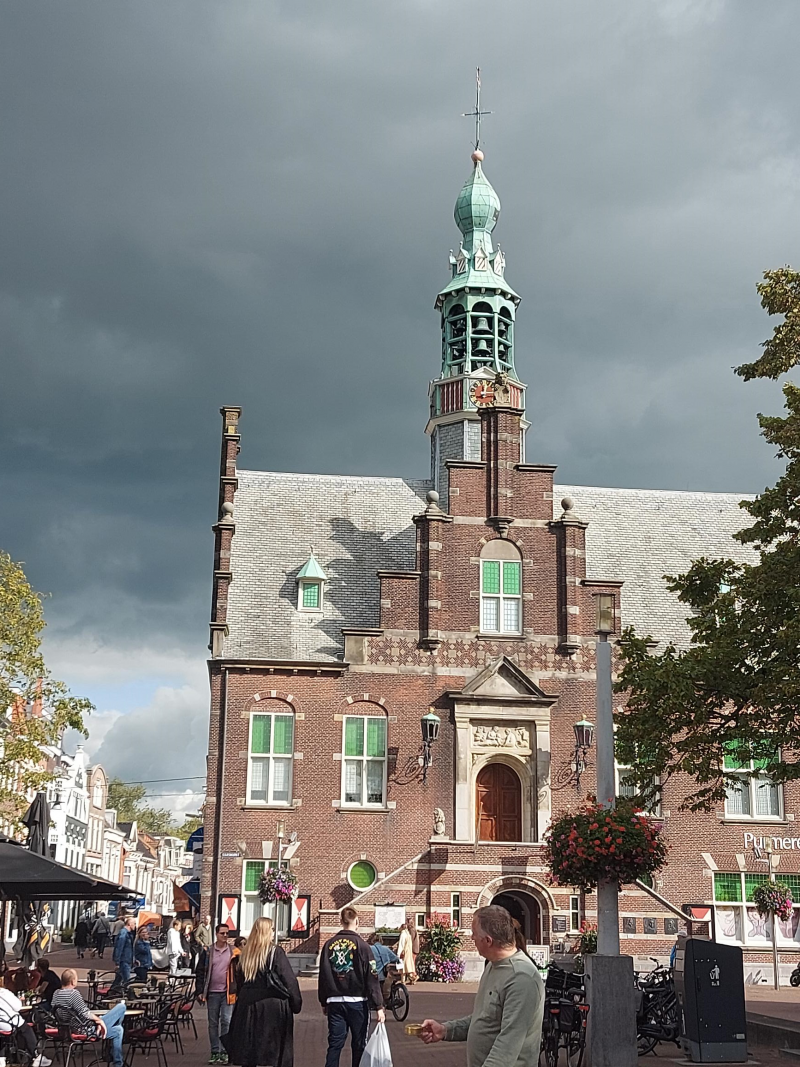 Het Purmerends stadhuis onder de grijze bewolking (Foto: Pukeko)