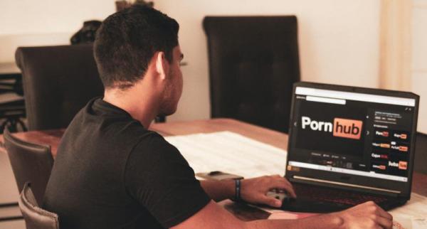 Onder werktijd porno kijken ( Foto : Franco Alva on Unsplash)