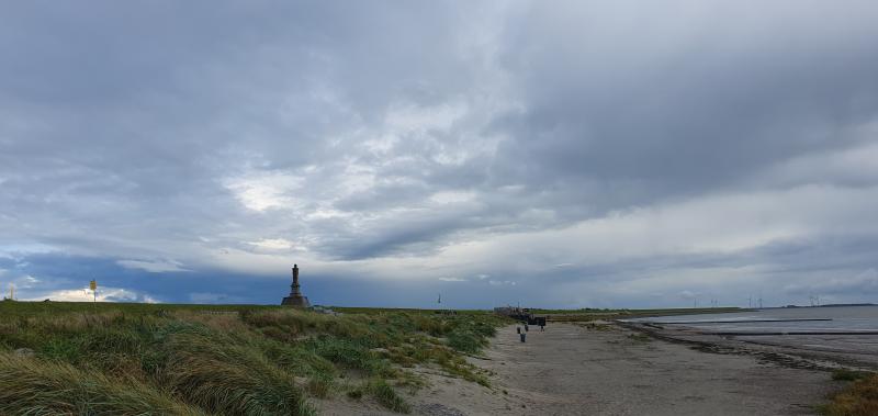 Een flinke bui boven de Waddenzee (Foto: aloa)