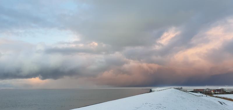 Een wat vriendelijker wolkenluchtje boven het Oostvaardersveld (Foto: aloa)