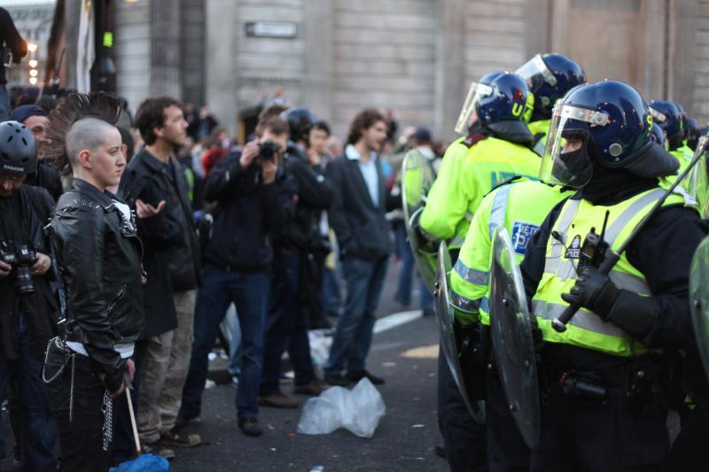 Rellen tegen de politie (@Jonathan Harrison on Unsplash) 