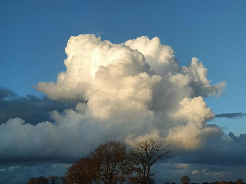 Deze wolk dreef over Zwinderen  (Foto: Oppiedoppie)