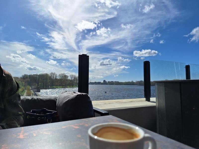 Het was gister prima terrasweer, ook bij de Sloterplas in Amsterdam (Foto: Rob)