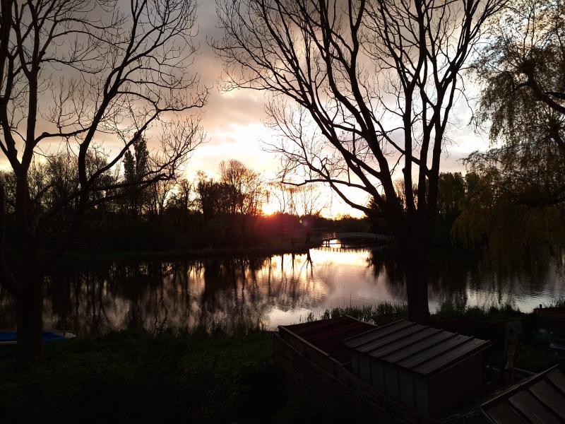 Zonsondergang in het Noordsterpark (Foto: Rob iov DJMO) Zonsondergang in het Noordsterpark (Foto: Rob iov DJMO)